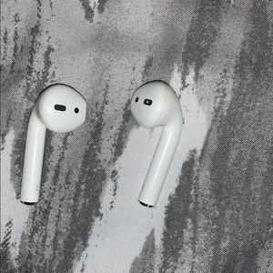 AirPods left and right without case
